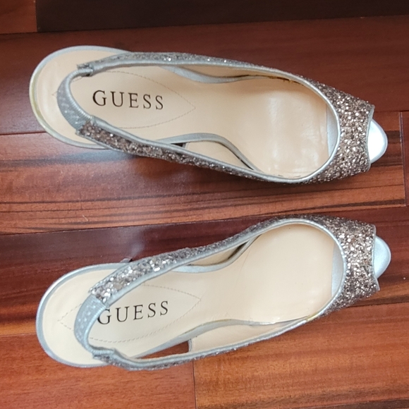 GUESS size 9 gold glittery heels - Picture 3 of 5